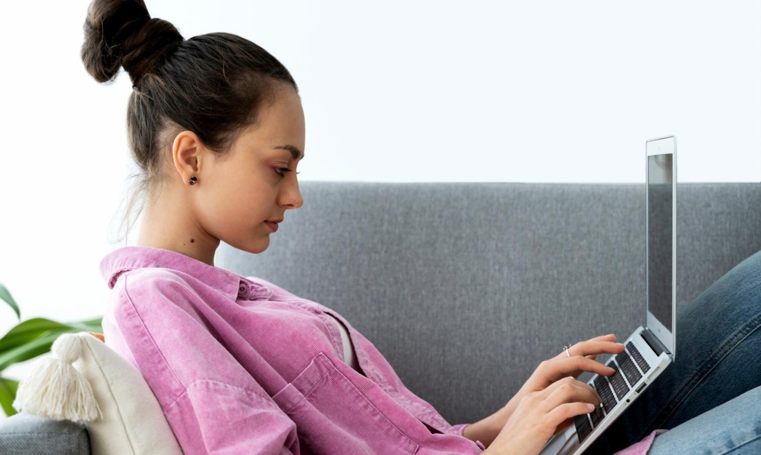 Person plant Finanzen am Schreibtisch mit Unterlagen und Laptop