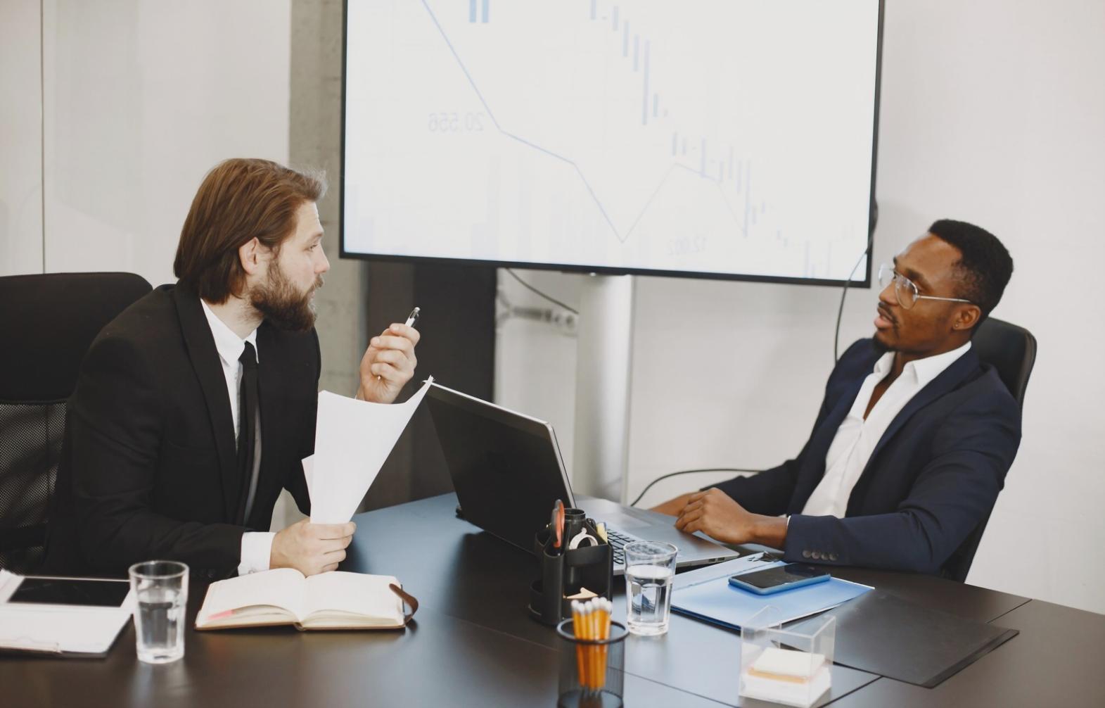 Professionelle Beratungssituation in modernem Büro mit Finanzunterlagen